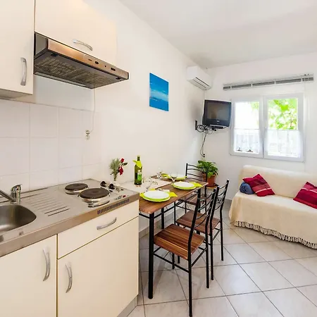 With One In Zadar, With Enclosed Garden And Wifi - 1 Km From T... Apartamento *