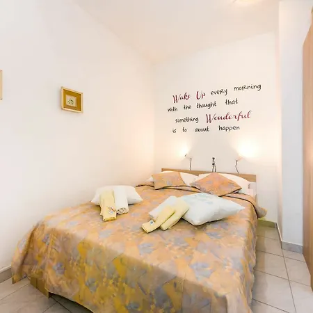 With One In Zadar, With Enclosed Garden And Wifi - 1 Km From T... Apartamento *