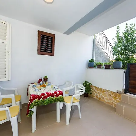 With One In Zadar, With Enclosed Garden And Wifi - 1 Km From T... 扎达尔