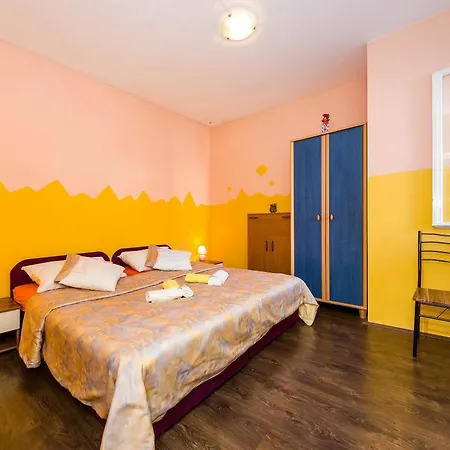 With One In Zadar, With Enclosed Garden And Wifi - 1 Km From T... 公寓 扎达尔