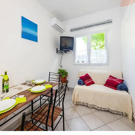 With One In Zadar, With Enclosed Garden And Wifi - 1 Km From T... 扎达尔