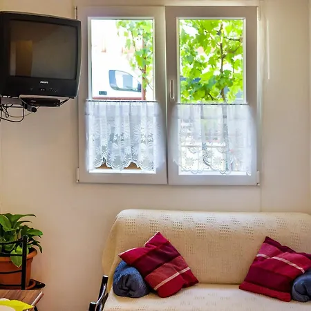 With One In Zadar, With Enclosed Garden And Wifi - 1 Km From T... 公寓 *
